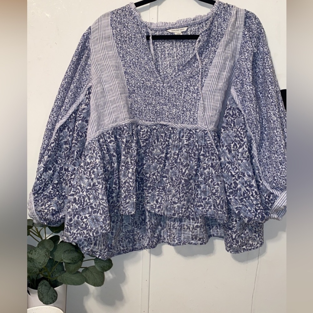 Floral American Eagle volume sleeve blue top